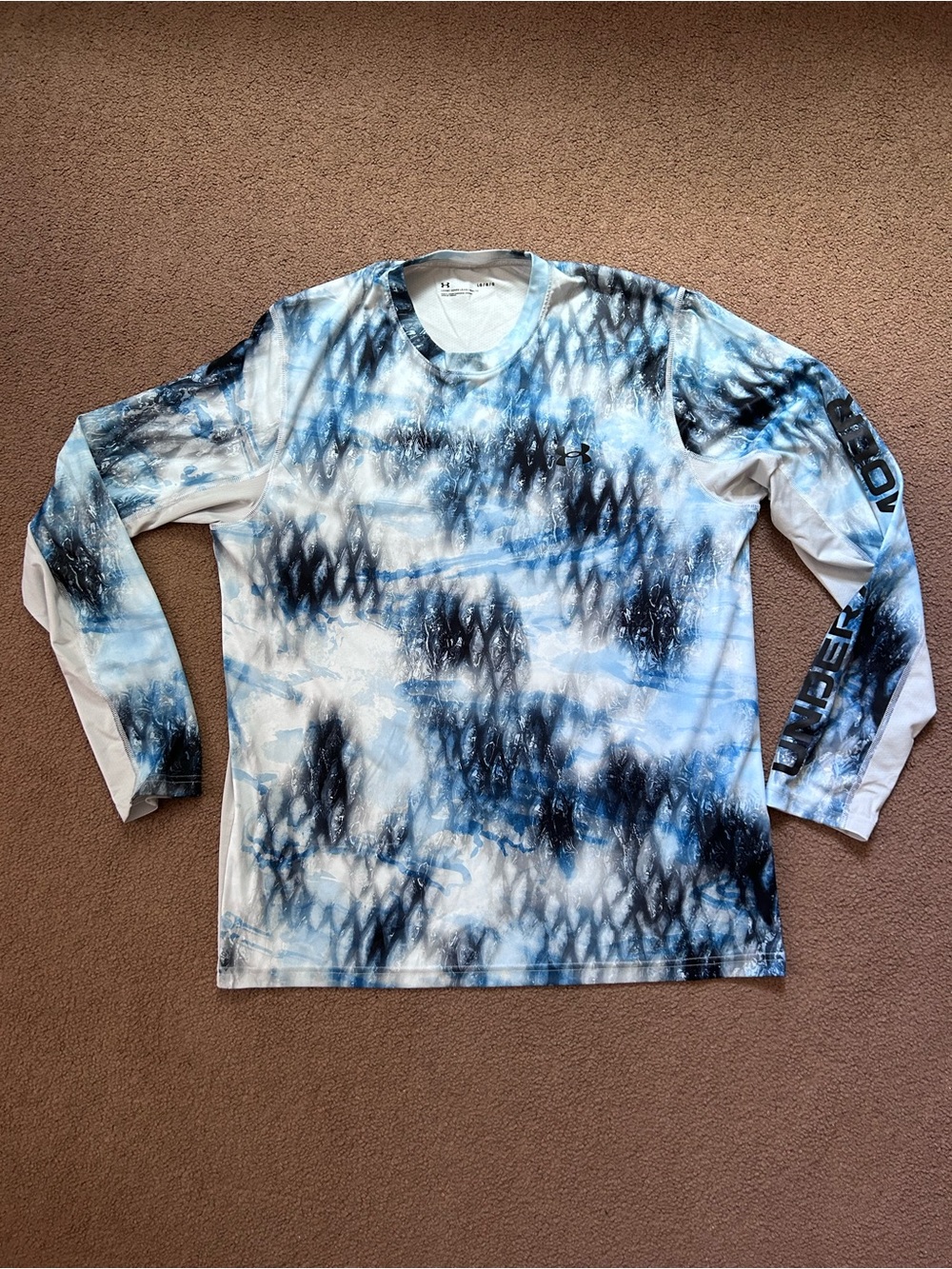 Men’s Under Armor Fishing Shirt Black Blue& White Print Long Sleeved Size Large
